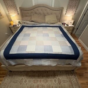 Elegant Patchwork Quilt - Navy and Cream
